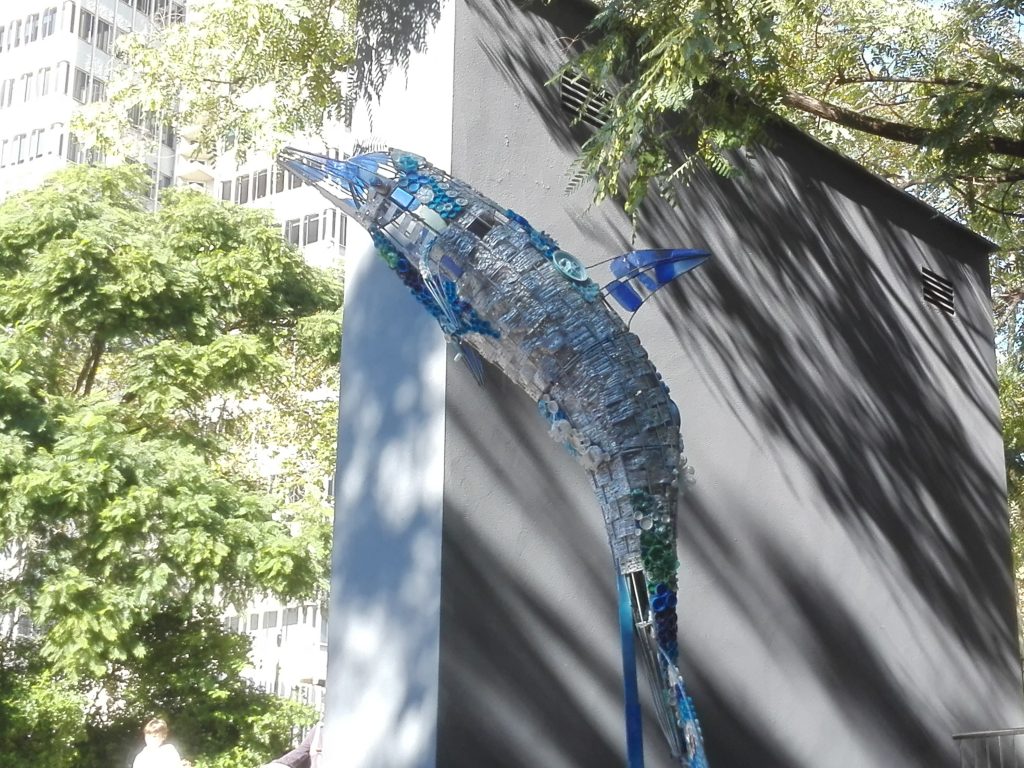 exemple de upcycling ou surcyclage dophin en plastique