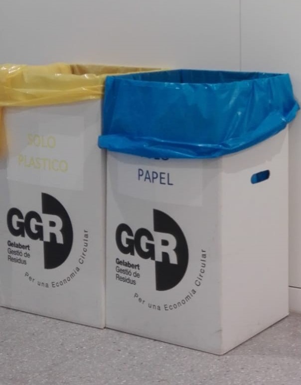 Recyclage en Espagne carton et papier poubelle bleue, plastique et emballages poubelle jaune
