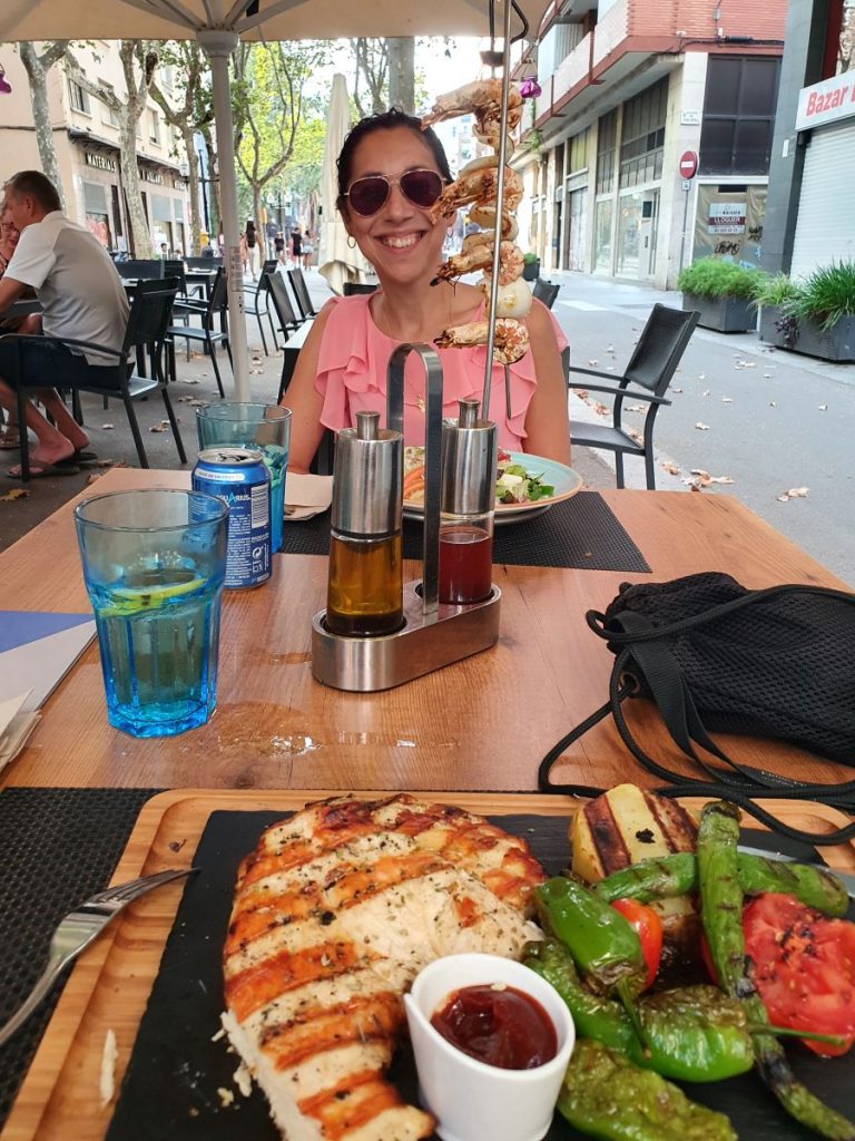 Edith dans un restaurant de nourriture locale à Barcelone, pas vegan mais toujours durable.